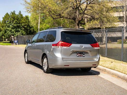 Used 2011 Toyota Sienna XLE w/ Entertainment Pkg FWD image 7