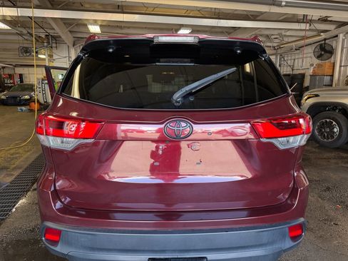 Used 2018 Toyota Highlander XLE AWD/4WD image 18