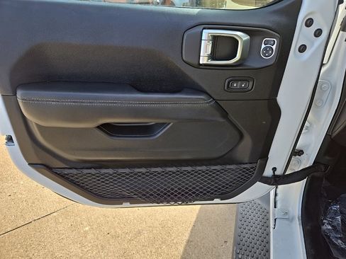 Used 2018 Jeep Wrangler Unlimited Sahara image 21