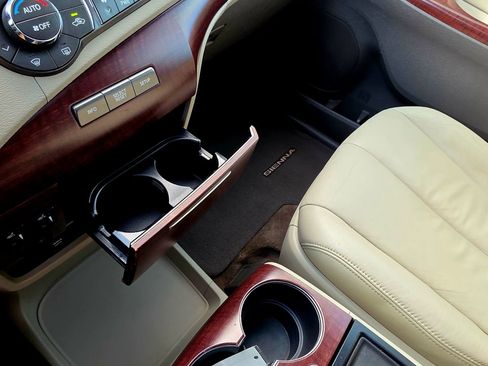 Used 2013 Toyota Sienna XLE image 21