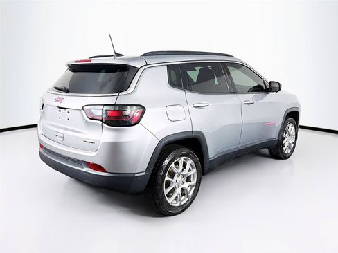 Used 2024 Jeep Compass Latitude w/ Sun and Sound Group AWD/4WD image 7