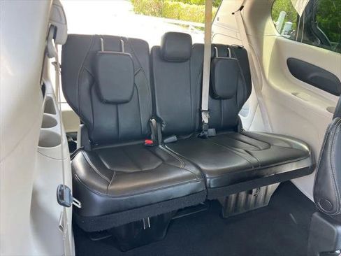 Certified 2023 Chrysler Pacifica Touring-L FWD image 32