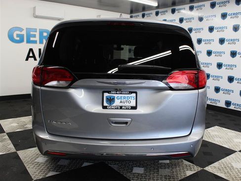 Used 2019 Chrysler Pacifica Touring-L FWD image 3