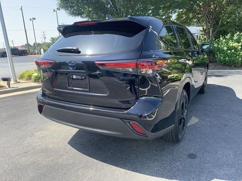 Certified 2024 Toyota Highlander LE FWD image 8