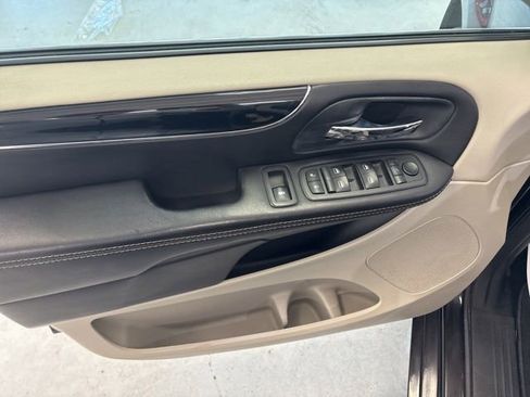 Used 2014 Chrysler Town & Country Touring-L FWD image 17