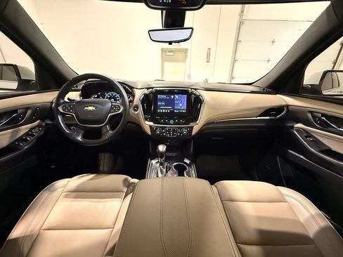Used 2023 Chevrolet Traverse Premier FWD image 31