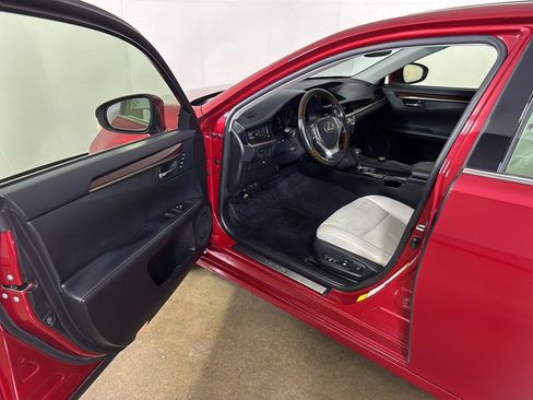 Used 2013 Lexus ES 350 w/ Luxury Pkg FWD image 2