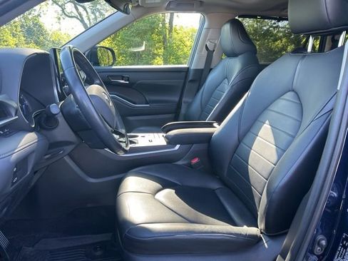 Used 2021 Toyota Highlander XLE AWD/4WD image 21