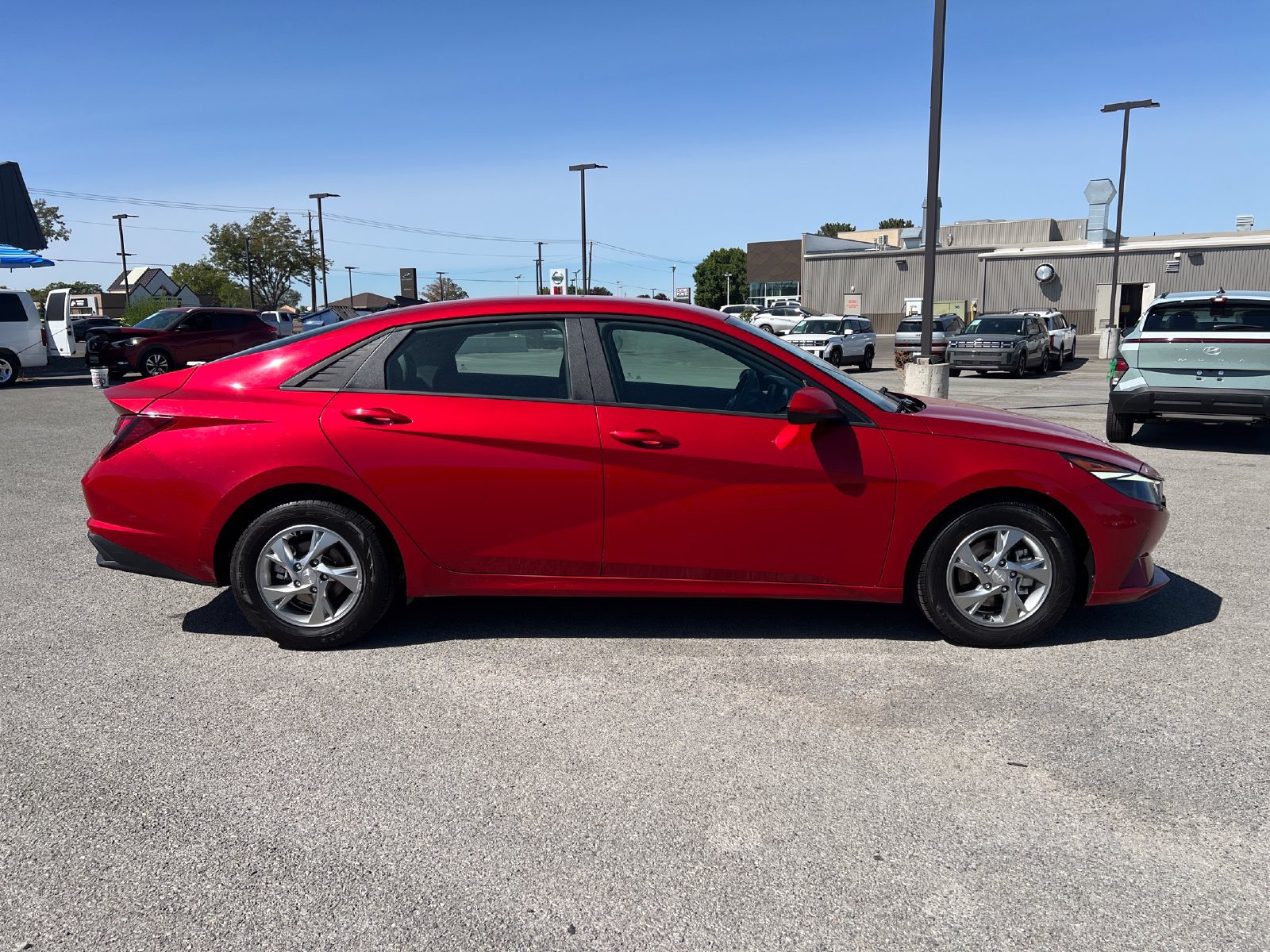 Used 2022 Hyundai Elantra SE FWD image 2