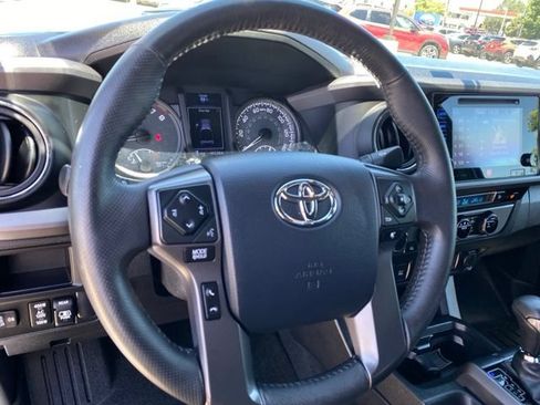 Used 2017 Toyota Tacoma TRD Off-Road AWD/4WD image 12