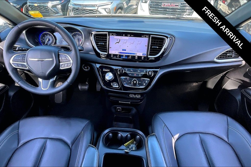 Used 2025 Chrysler Pacifica Select FWD image 5