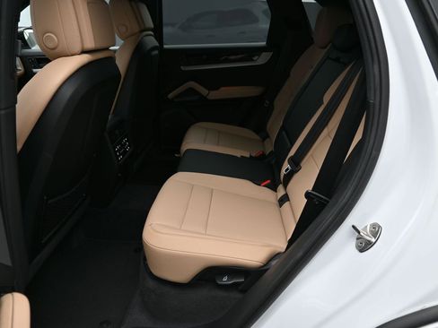 Used 2025 Porsche Cayenne E-Hybrid AWD/4WD image 17