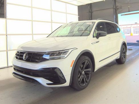Used 2023 Volkswagen Tiguan SE R-Line AWD/4WD image 2