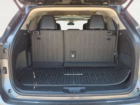 Used 2021 Toyota Highlander XLE AWD/4WD image 23