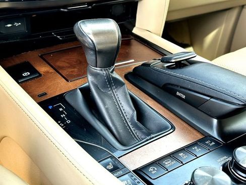 Used 2020 Lexus LX 570 4WD w/ Luxury Package image 18