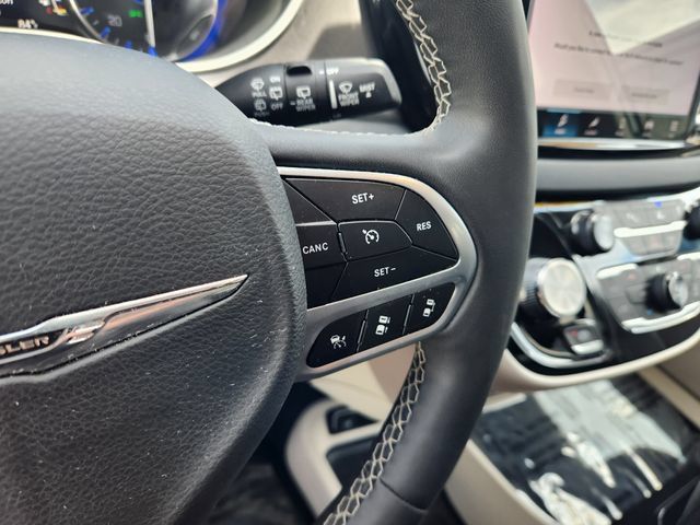 Used 2024 Chrysler Pacifica Touring-L FWD image 22