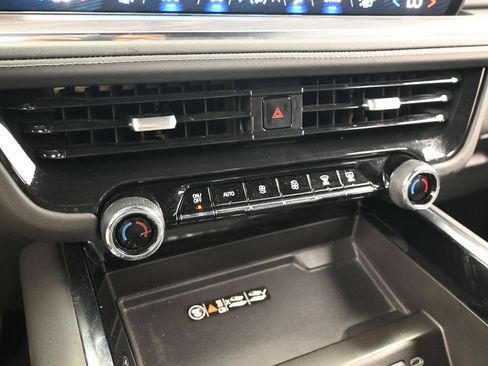 Used 2025 Chevrolet Suburban LT RWD image 27