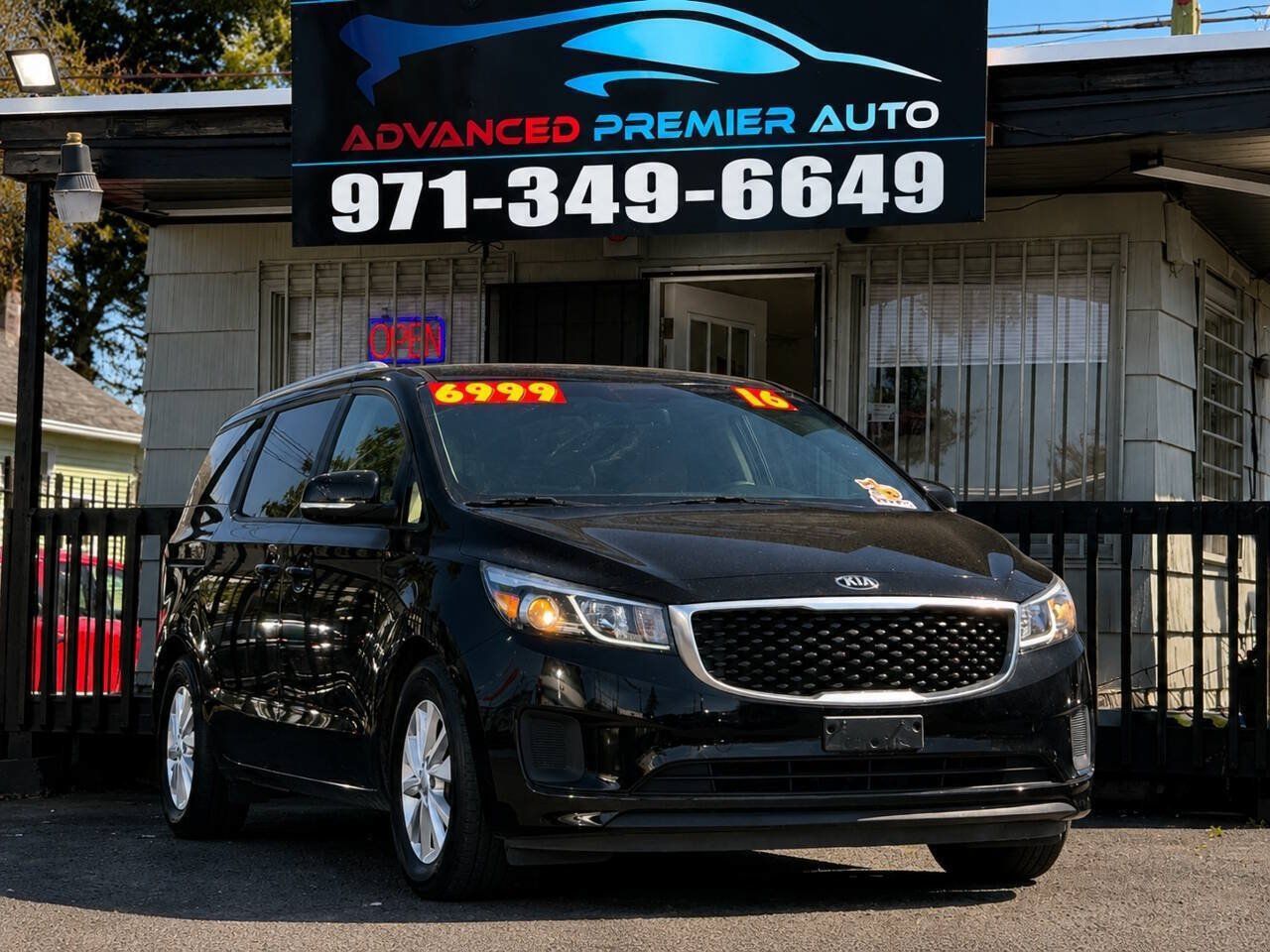 Used 2016 Kia Sedona LX w/ LX Convenience Package FWD image 1