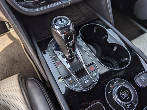 Used 2018 Bentley Bentayga Onyx Edition image 26