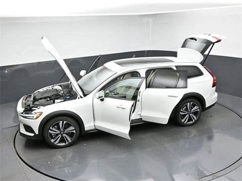Used 2024 Volvo V60 B5 Cross Country Plus image 52