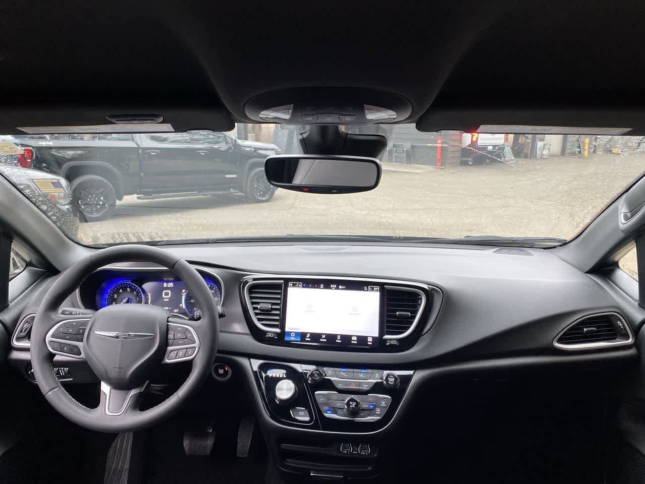 Used 2025 Chrysler Pacifica Select FWD image 12