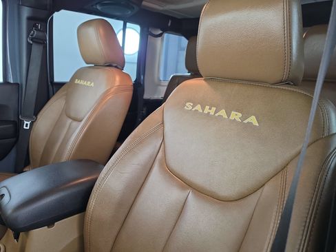 Used 2014 Jeep Wrangler Unlimited Sahara w/ Connectivity Group AWD/4WD image 14