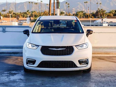 Certified 2024 Chrysler Pacifica Touring-L image 3