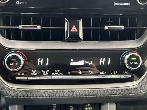 Used 2022 Toyota Corolla Cross XLE image 18