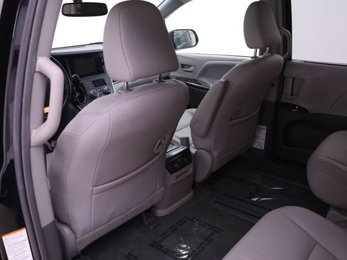 Used 2016 Toyota Sienna XLE image 9