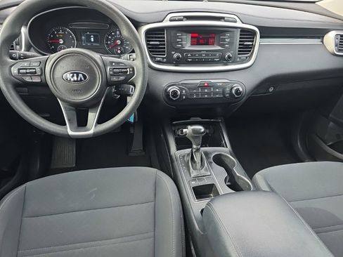 Used 2017 Kia Sorento L image 18