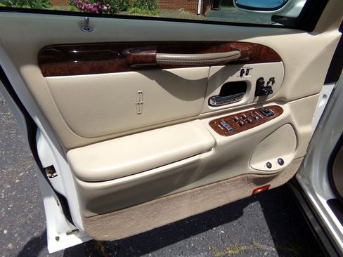 Used 2001 Lincoln Town Car Cartier RWD image 49