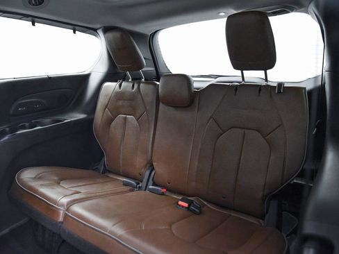Used 2017 Chrysler Pacifica Limited image 13