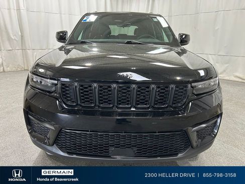 Used 2025 Jeep Grand Cherokee Altitude image 3