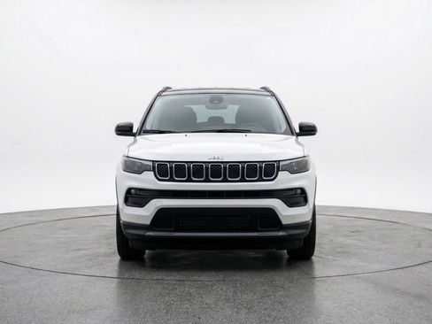 Used 2025 Jeep Compass Limited AWD/4WD image 2
