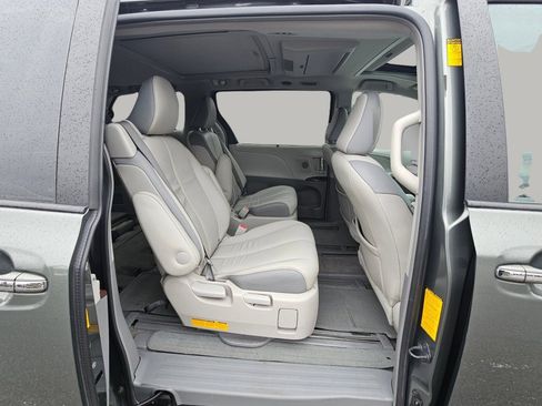 Used 2014 Toyota Sienna Limited w/ Limited Premium Package image 27
