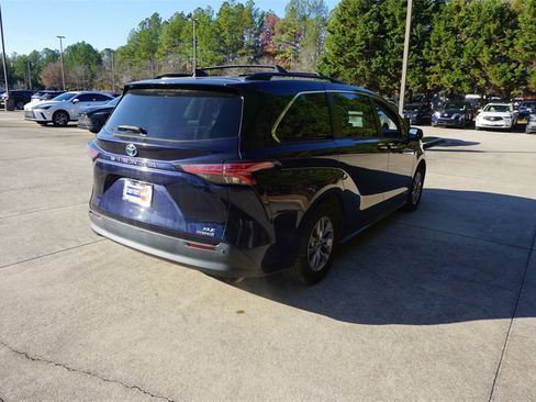 Used 2021 Toyota Sienna XLE image 25
