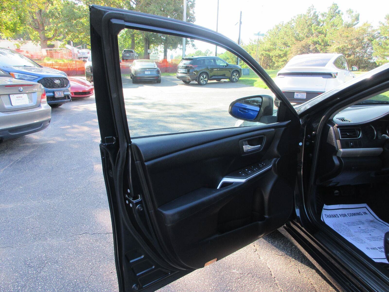 Used 2016 Toyota Camry SE w/ Moonroof Package FWD image 9