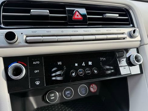 Used 2025 Genesis G70 2.5T image 18