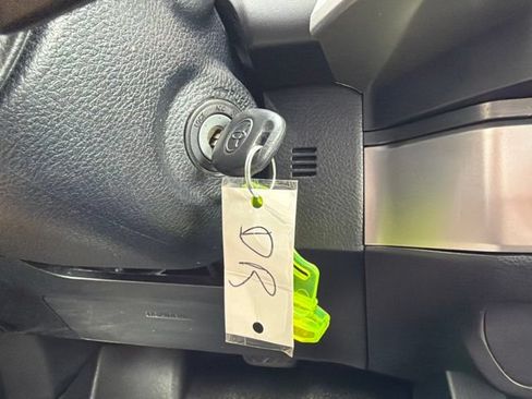 Used 2019 Toyota Tacoma SR5 AWD/4WD image 16