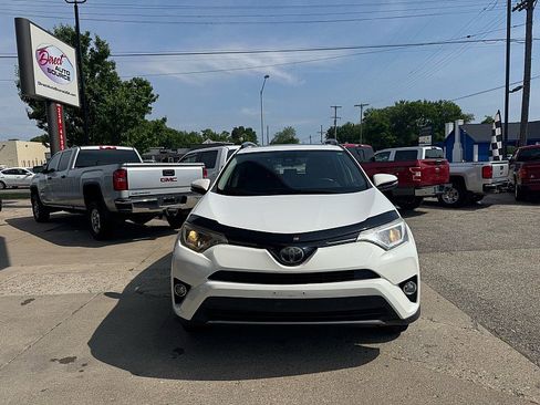 Used 2018 Toyota RAV4 XLE AWD/4WD image 3