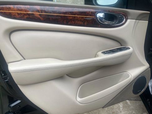 Used 2004 Jaguar XJ8 image 11