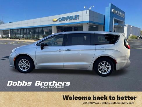 Used 2024 Chrysler Pacifica Touring-L FWD image 4