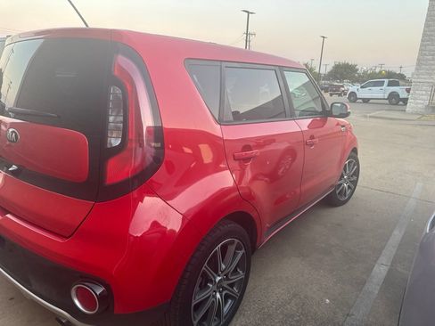 Used 2018 Kia Soul ! FWD image 4