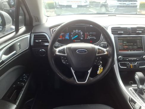 Used 2016 Ford Fusion SE image 5