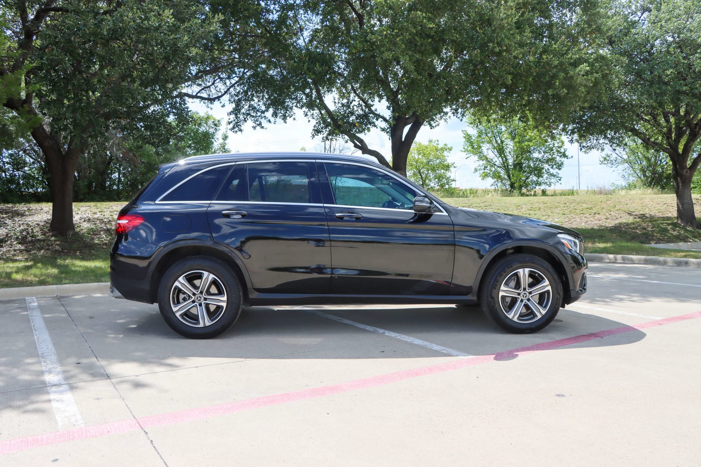 Used 2018 Mercedes-Benz GLC 300 4MATIC w/ Multimedia Package image 8