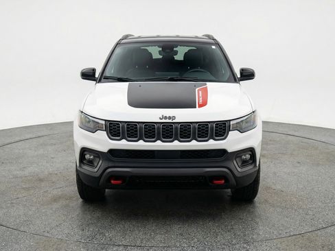 Used 2025 Jeep Compass Trailhawk AWD/4WD image 2