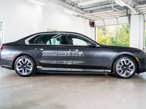 Used 2024 BMW i7 xDrive60 image 5