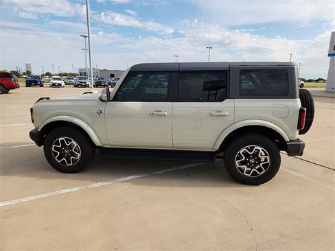 Used 2025 Ford Bronco Outer Banks image 2