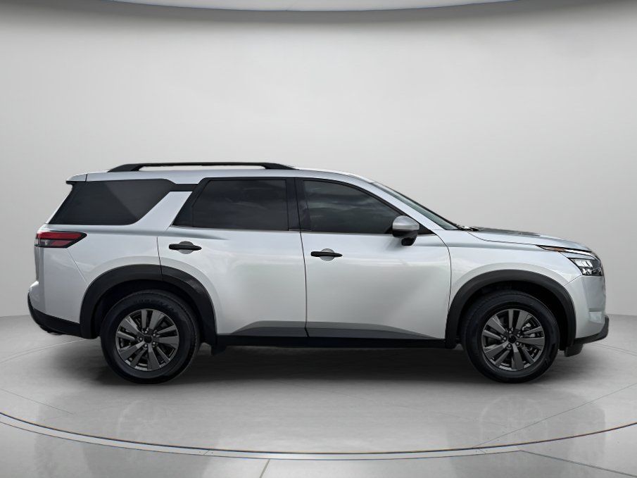 Used 2024 Nissan Pathfinder SV FWD image 2