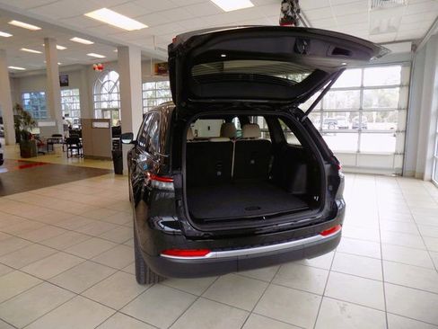 New 2026 Jeep Grand Cherokee Limited w/ Luxury Tech Group II RWD image 8